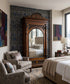 Armario antiguo con espejo de época en dormitorio contemporáneo — Antique Arte y Decoración