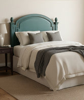 Cabecero verde estilo gustaviano en dormitorio neutro con ropa de cama beige y gris