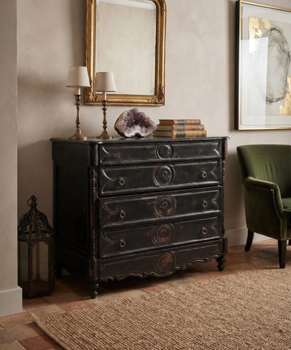 Cómoda negra decapé de madera maciza en recibidor con espejo dorado — Antique Arte y Decoración