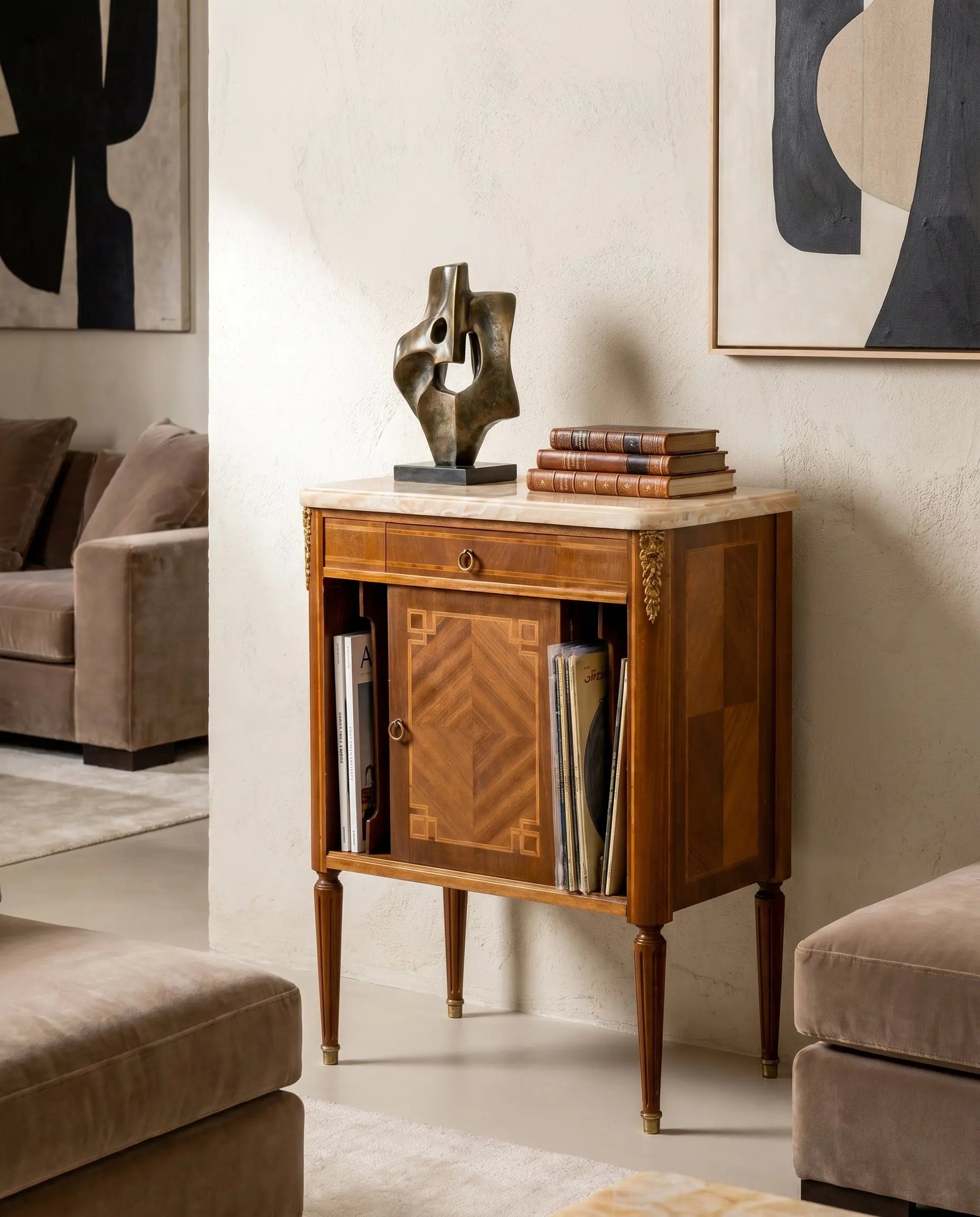 Mueble auxiliar antiguo con mármol y marquetería en salón con escultura y libros — Antique Arte y Decoración