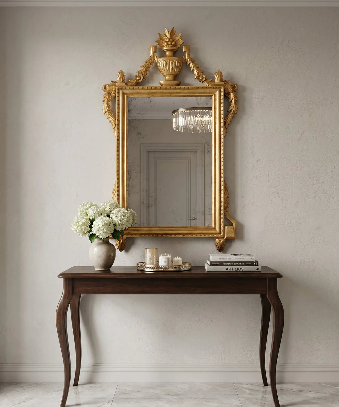 Espejo dorado Luis XVI con copete de copa clásica en pared de entrada — Antique Arte y Decoración