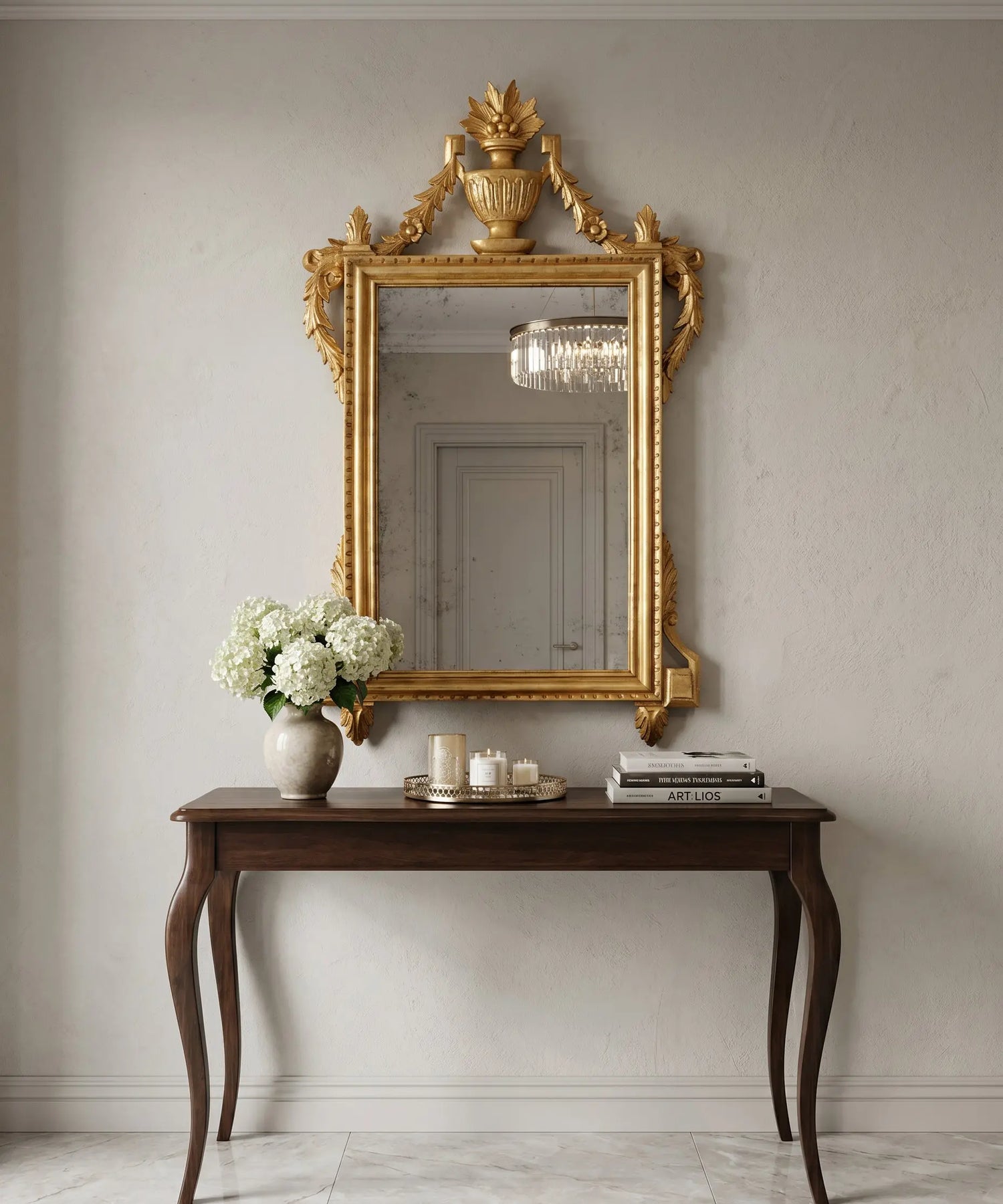 Espejo dorado Luis XVI con copete de copa clásica en pared de entrada — Antique Arte y Decoración