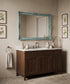 Espejo decapé azul en baño sobre lavabo de mármol — Antique Arte y Decoración