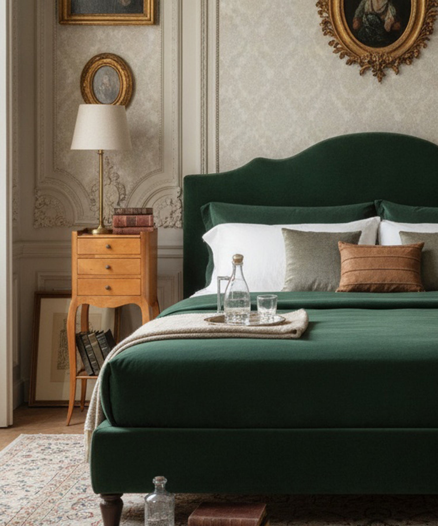 Mesita de noche vintage en cerezo tono miel junto a la cama — Antique Arte y Decoración