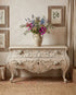 Cómoda Luis XV tallada en decapé crema y azul ambientada en dormitorio clásico — Antique Arte y Decoración