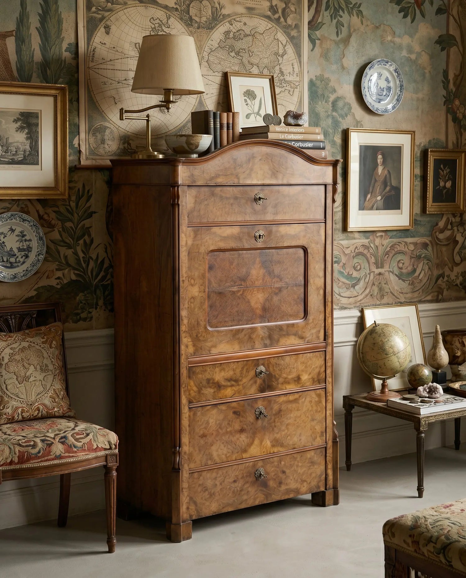 Secreter Luis Felipe en raíz de nogal abierto integrado en interior decorado — Antique Arte y Decoración