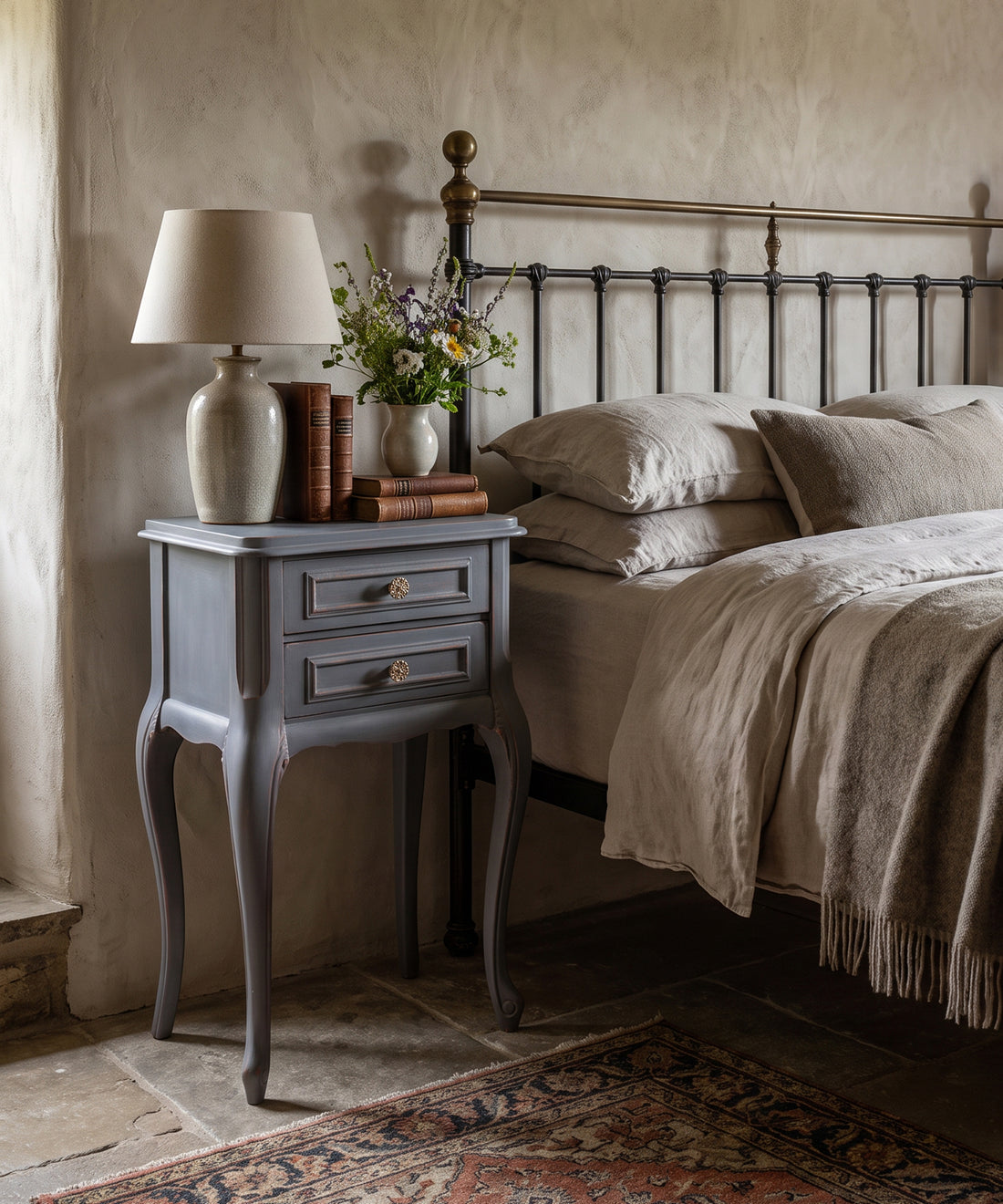 Mesita de noche vintage Luis XV azul azafata en ambiente de dormitorio — Antique Arte y Decoración