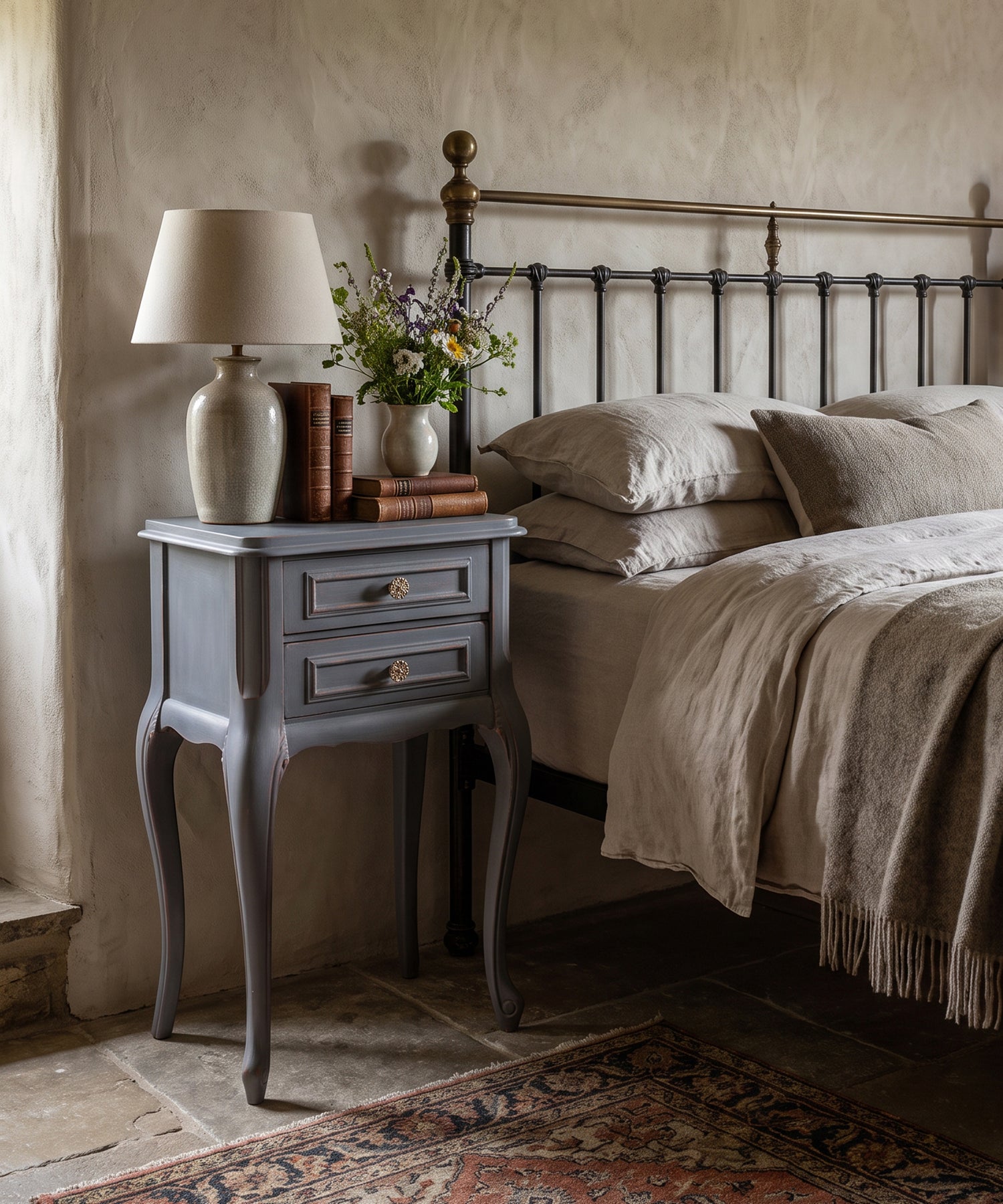 Mesita de noche vintage Luis XV azul azafata en ambiente de dormitorio — Antique Arte y Decoración
