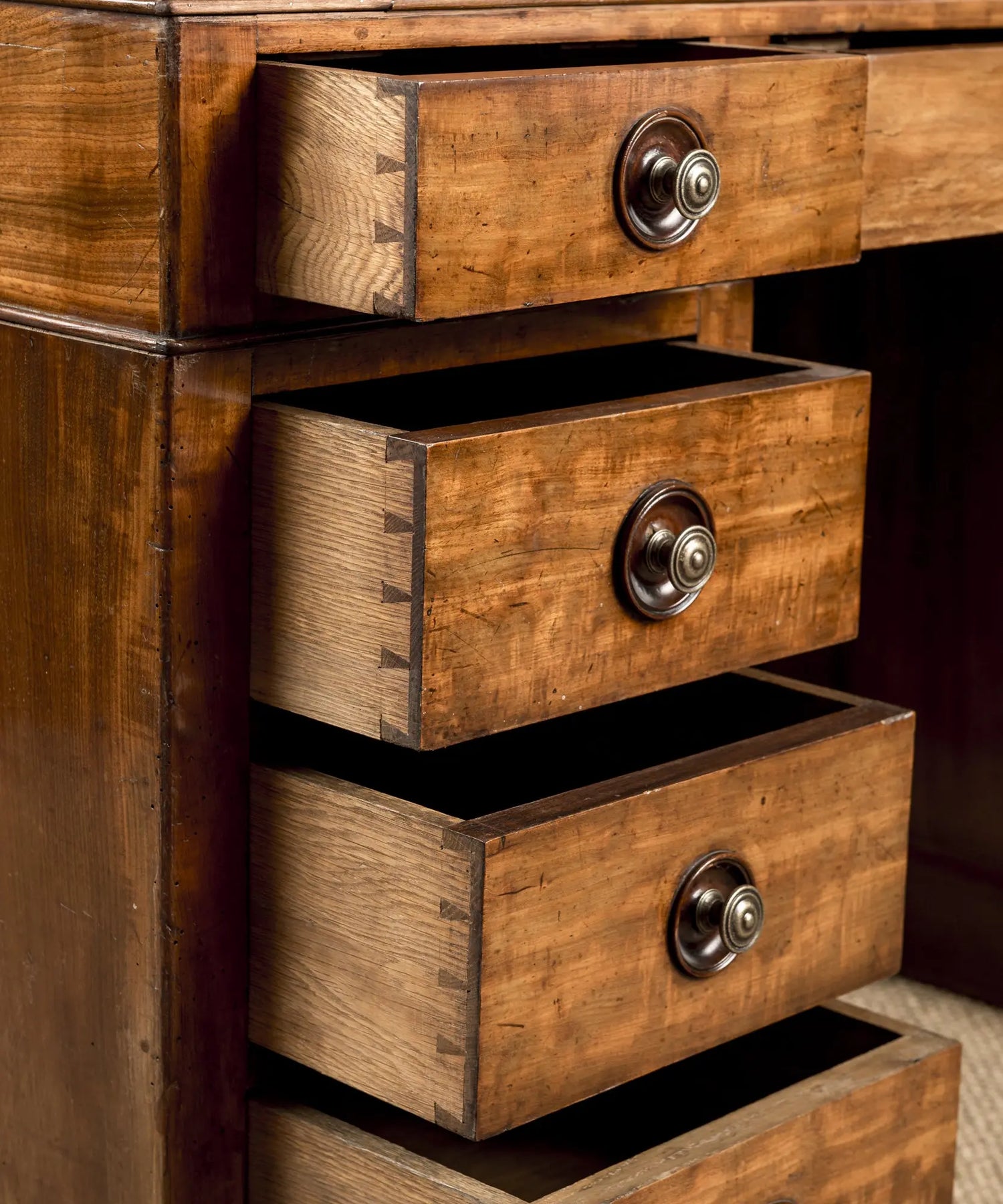 Gran escritorio antiguo de doble pedestal en nogal con gradilla y tapa extensible