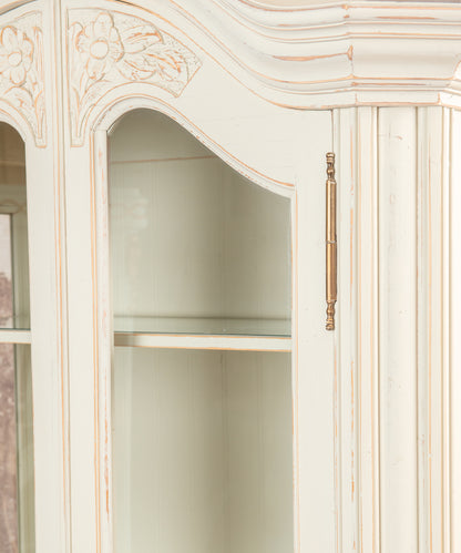 Detalle pernio de latón visto y montante acanalado de la vitrina decapada — Antique Arte y Decoración