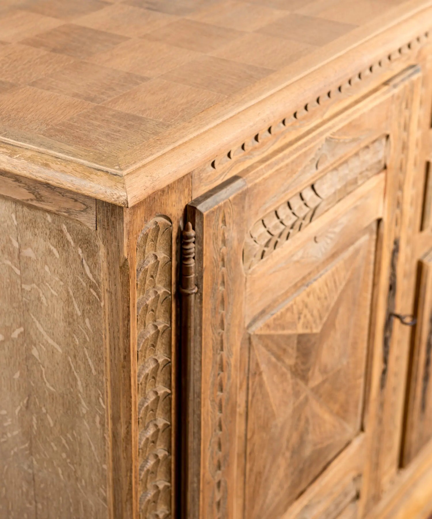 Detalle esquina tablero parquet roble en damero aparador antiguo francés — Antique Arte y Decoración