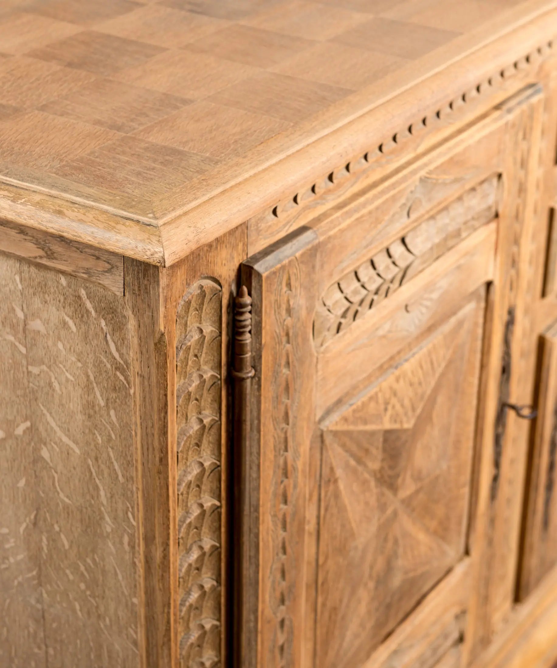 Detalle esquina tablero parquet roble en damero aparador antiguo francés — Antique Arte y Decoración