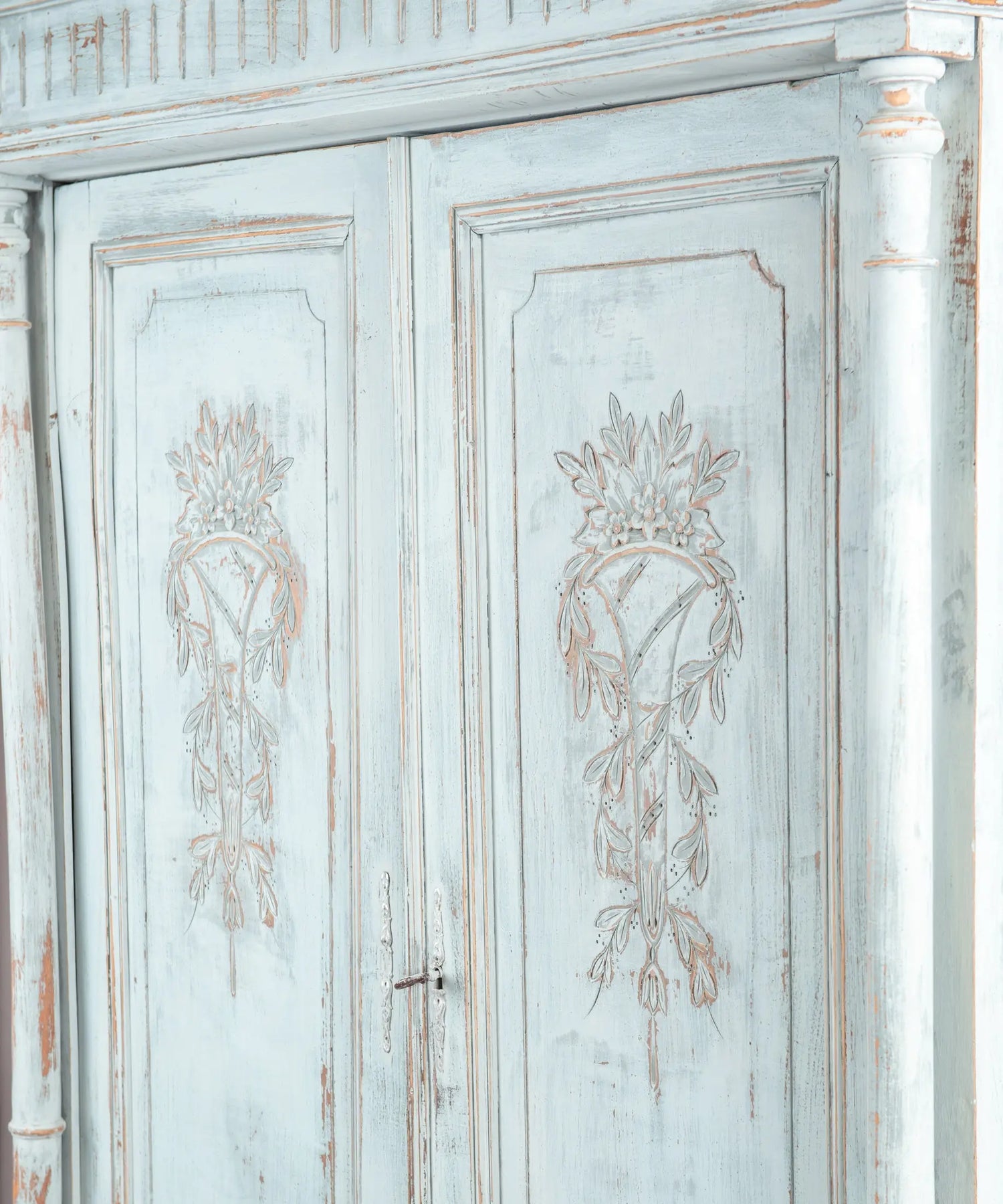 Detalle puertas talladas y cornisa de dentículos en azul decapé — Antique Arte y Decoración