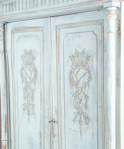 Detalle puertas talladas y cornisa de dentículos en azul decapé — Antique Arte y Decoración