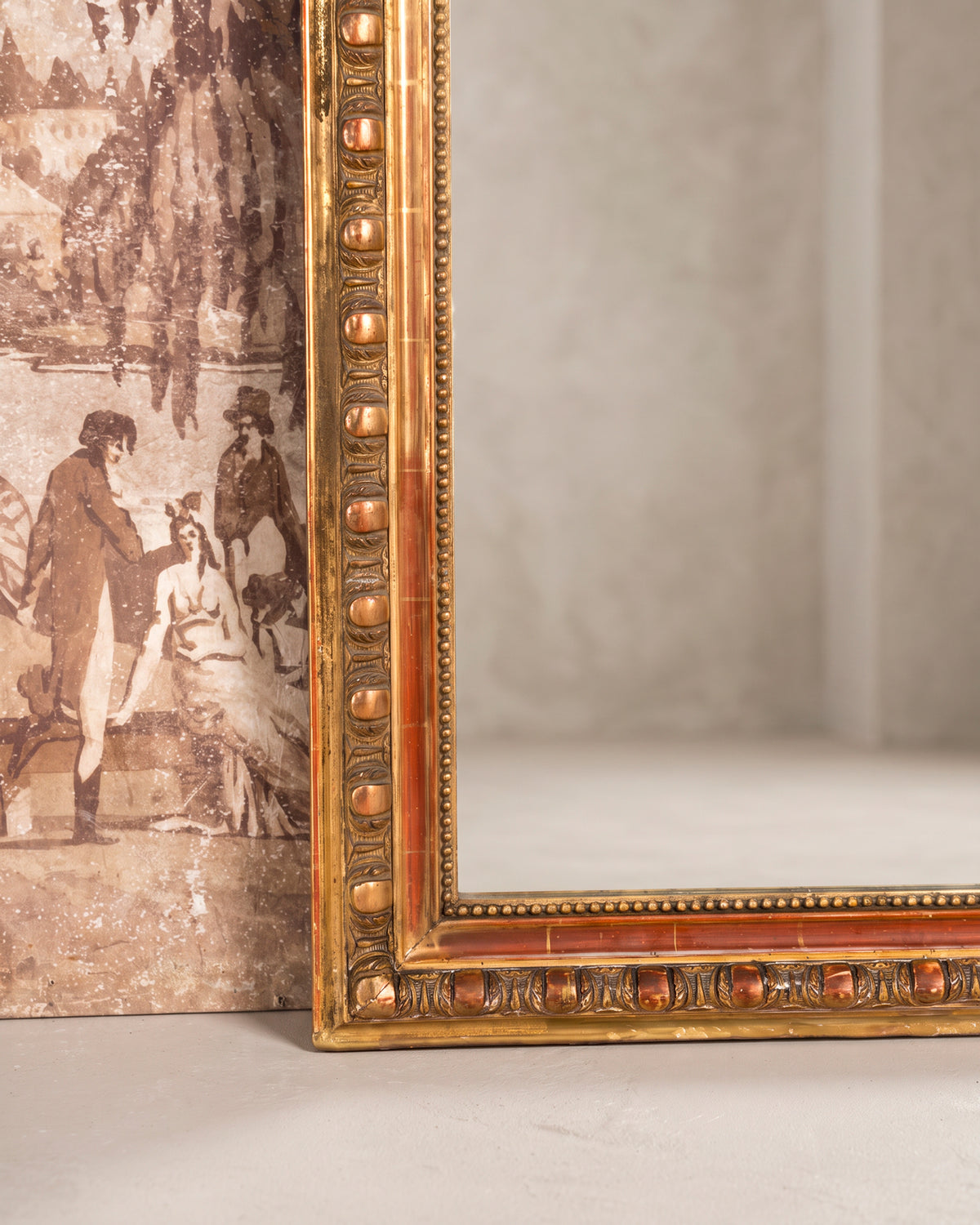 Detalle esquina inferior con friso de óvalos y bol rojo bajo el pan de oro — Antique Arte y Decoración