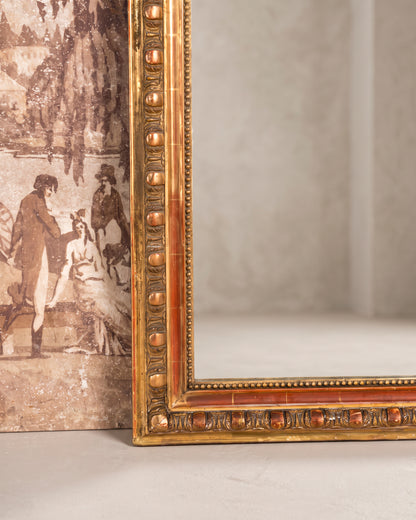 Detalle esquina inferior con friso de óvalos y bol rojo bajo el pan de oro — Antique Arte y Decoración