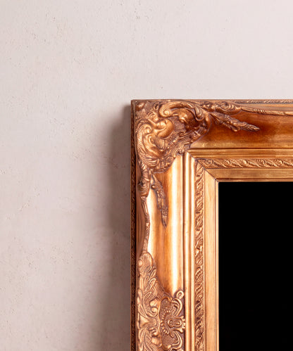 Detalle esquina superior con concha y volutas de acanto en relieve dorado — Antique Arte y Decoración