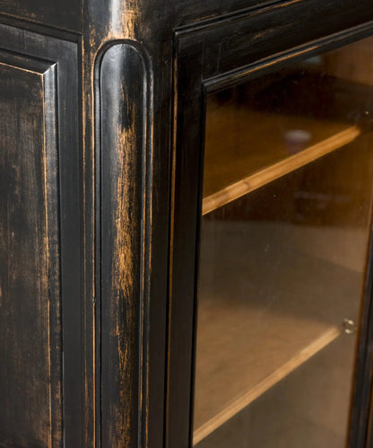 Primer plano del arco central y la textura del decapado negro que muestra la veta de la madera.