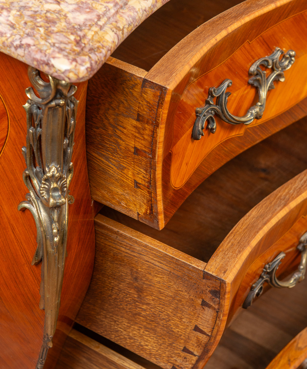 Detalle cajones de roble en cola de milano y caída de bronce en cómoda estilo Luis XV — Antique Arte y Decoración