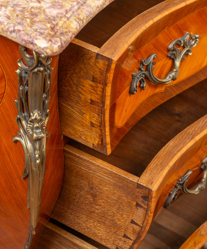 Detalle cajones de roble en cola de milano y caída de bronce en cómoda estilo Luis XV — Antique Arte y Decoración