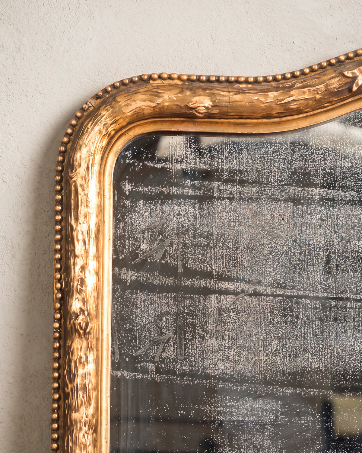 Detalle pan de oro en relieve de corteza y perlado del espejo francés — Antique Arte y Decoración
