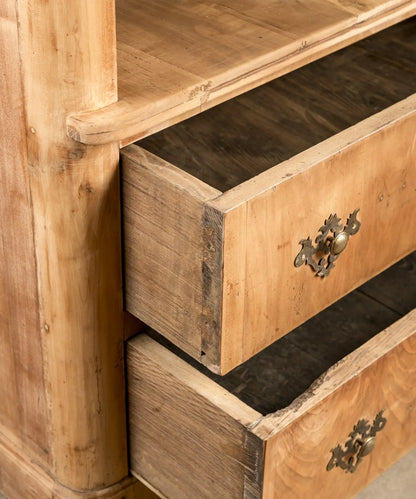 Perfil de cómoda antigua francesa con montantes redondeados y estructura robusta.