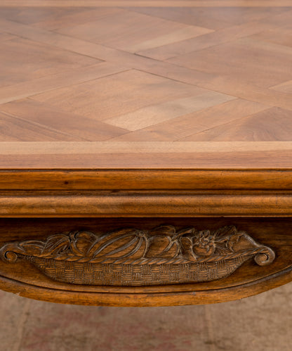 Mesa de comedor extensible estilo Luis XV en madera de nogal