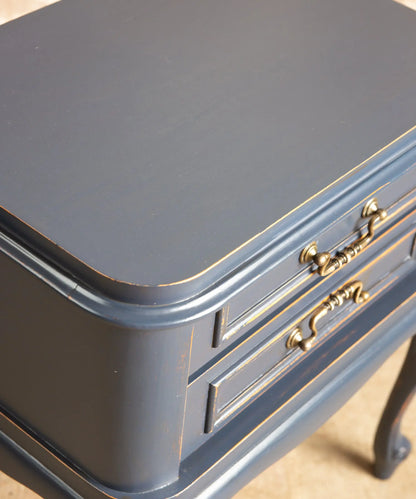 Detalle esquina superior mesita azul decapé con cantos desgastados y tiradores latón — Antique Arte y Decoración
