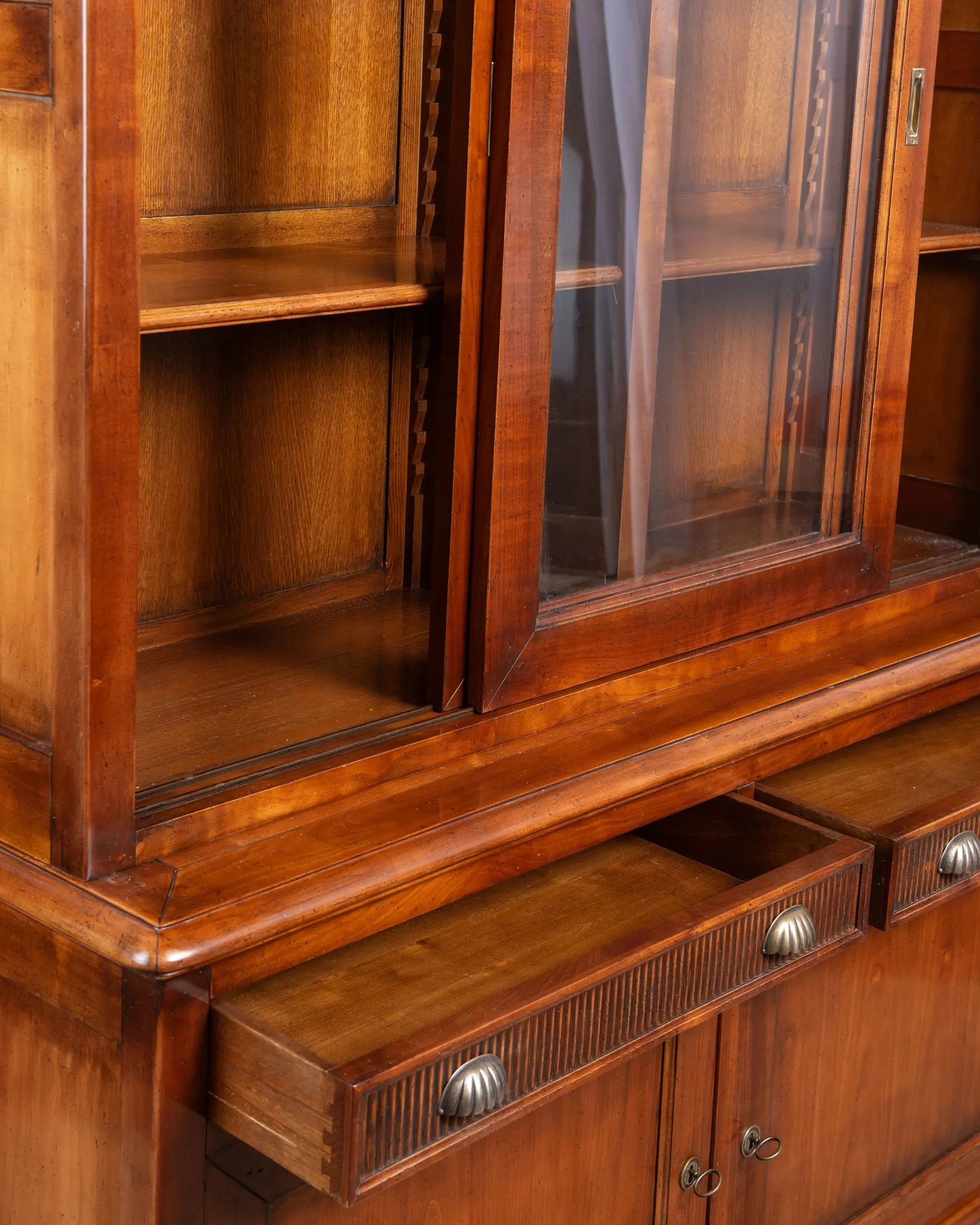 Vitrina Antigua de Cerezo con Puertas Correderas