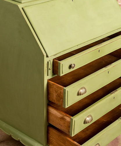 Vitrina secreter vintage de estilo Inglés en verde decapé con interior beige