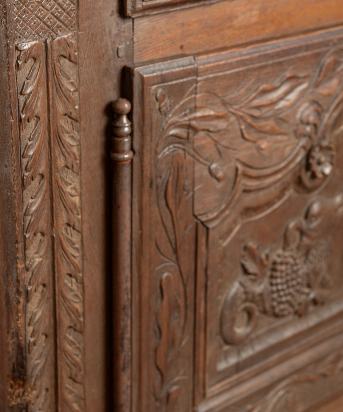 Detalle bisagra de espiga de hierro torneado y hojas talladas a gubia en roble — Antique Arte y Decoración
