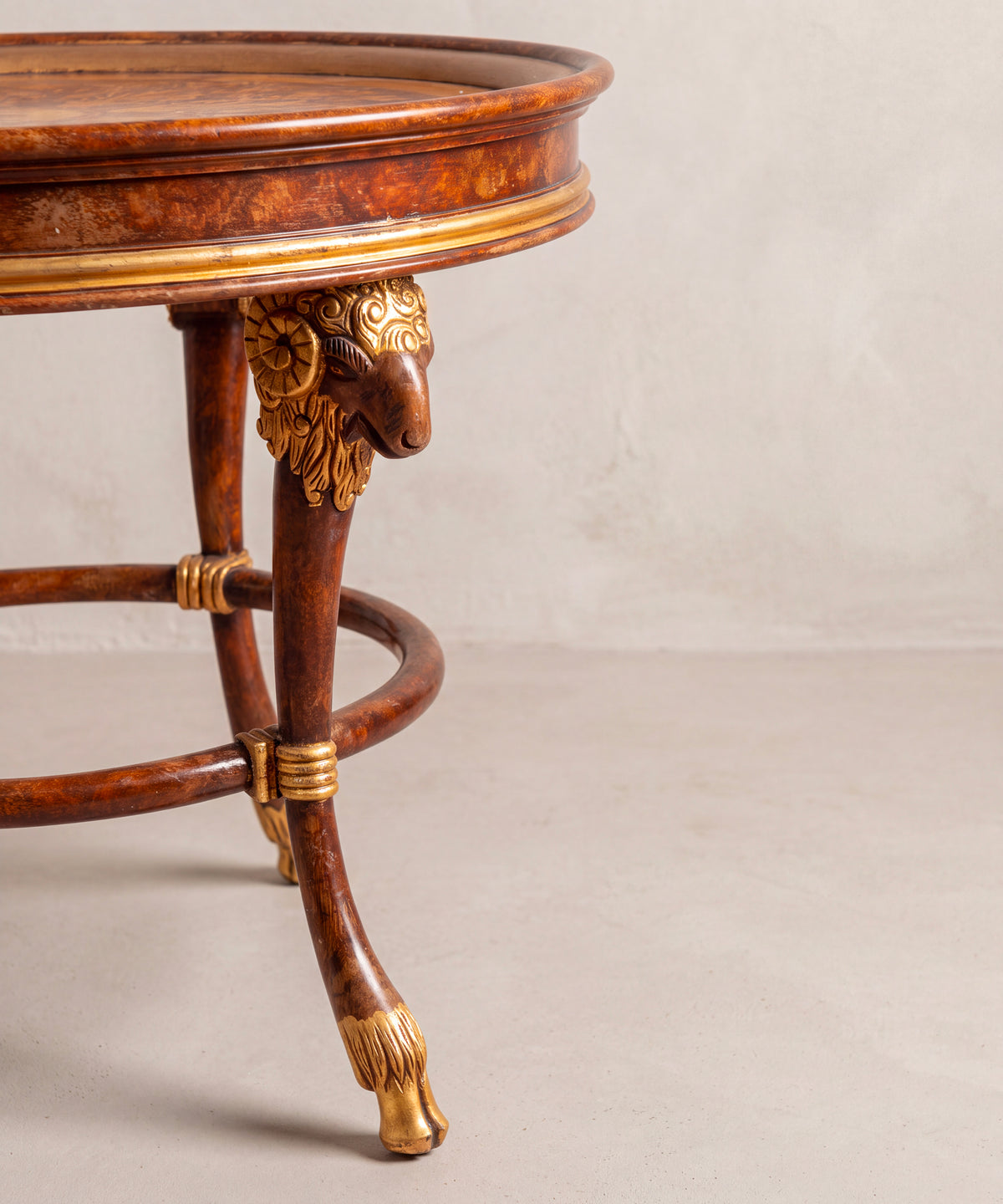 Mesa redonda neoclásica con cabeza de carnero tallada y dorada, detalle de pata — Antique Arte y Decoración