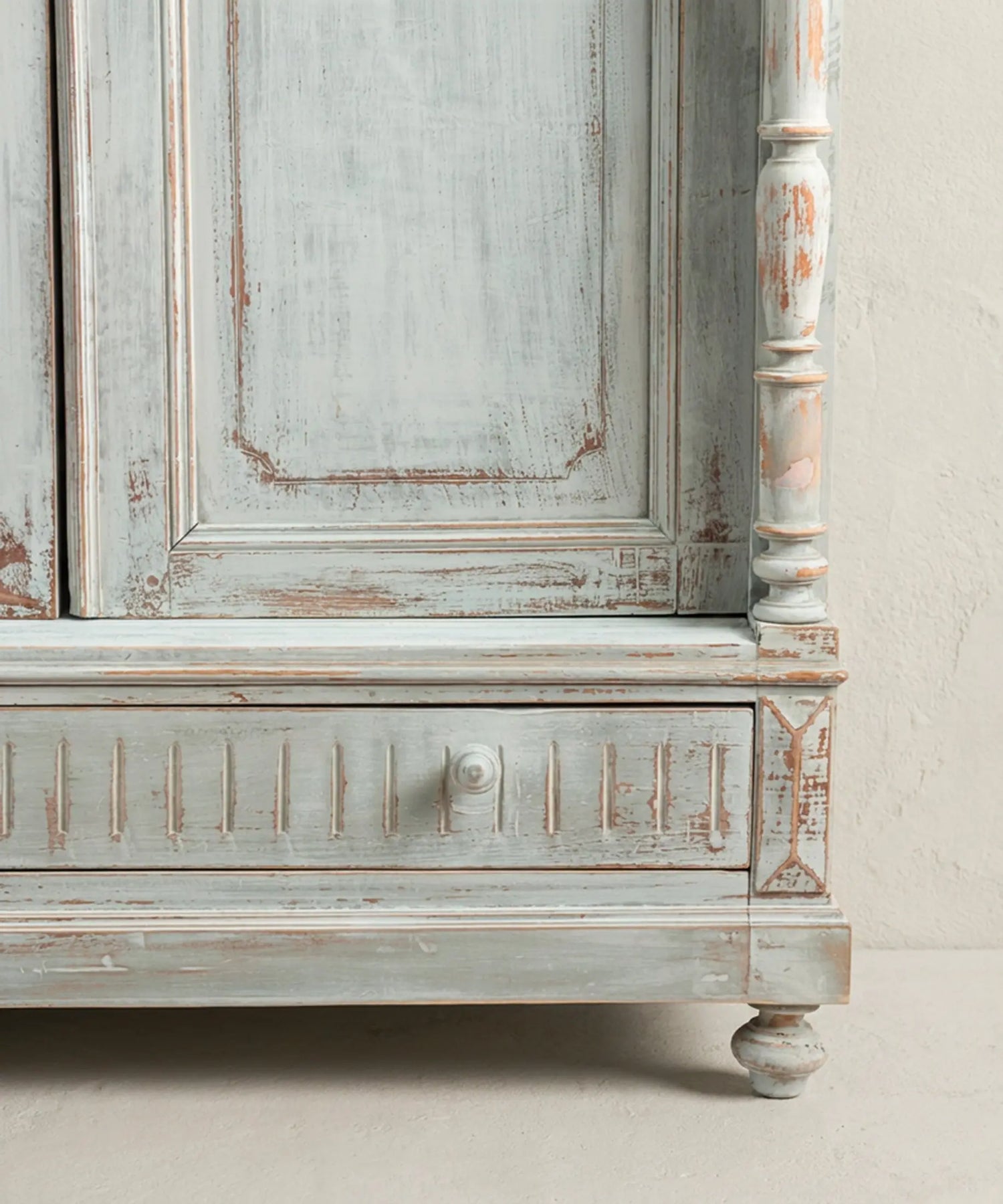 Detalle cajón inferior acanalado y columna torneada en azul decapé — Antique Arte y Decoración