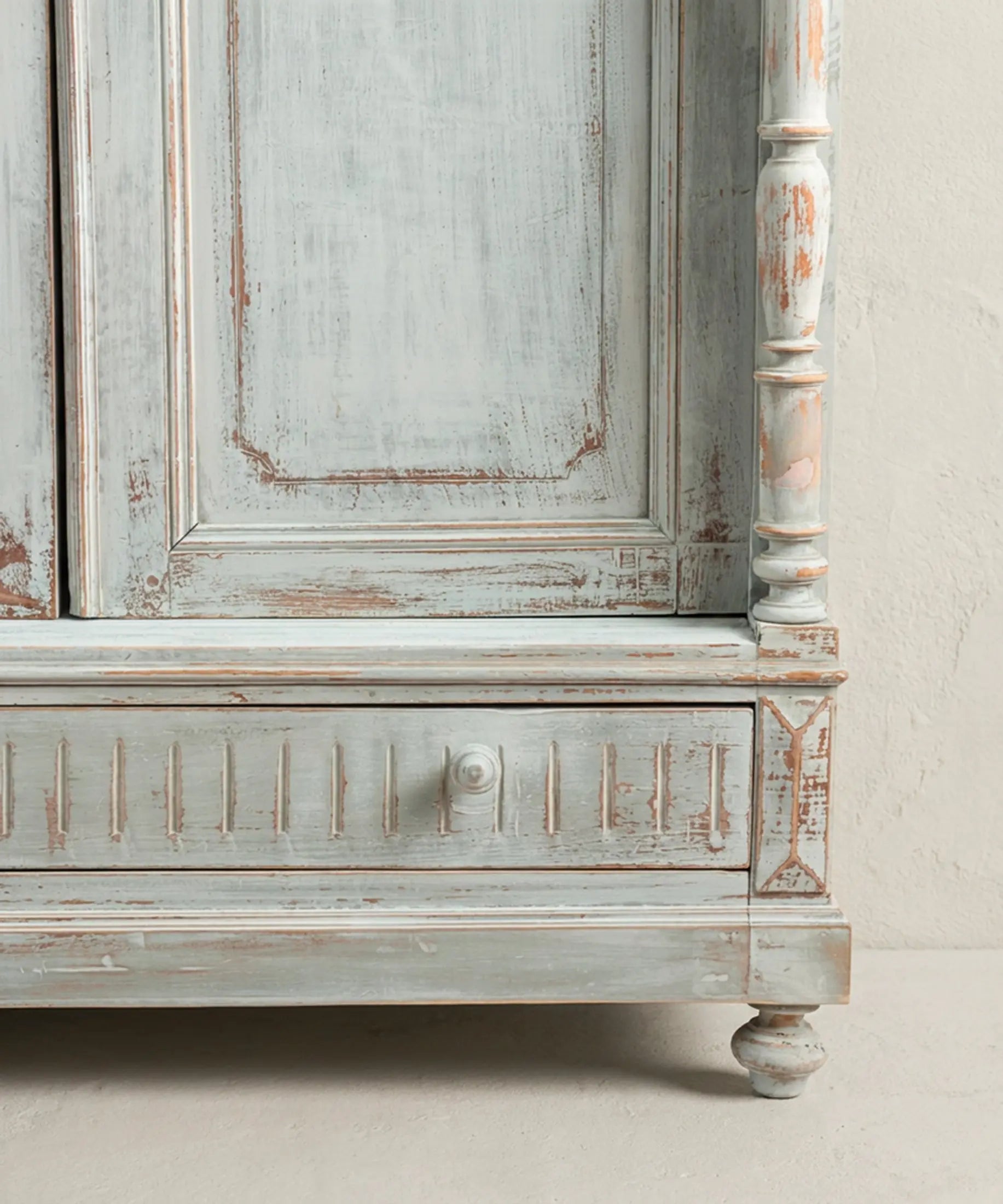 Detalle cajón inferior acanalado y columna torneada en azul decapé — Antique Arte y Decoración