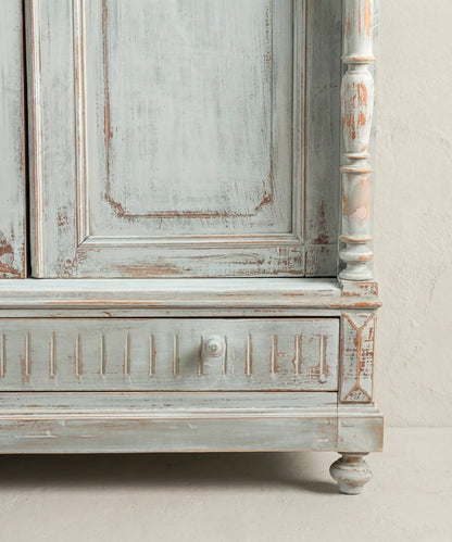 Detalle cajón inferior acanalado y columna torneada en azul decapé — Antique Arte y Decoración