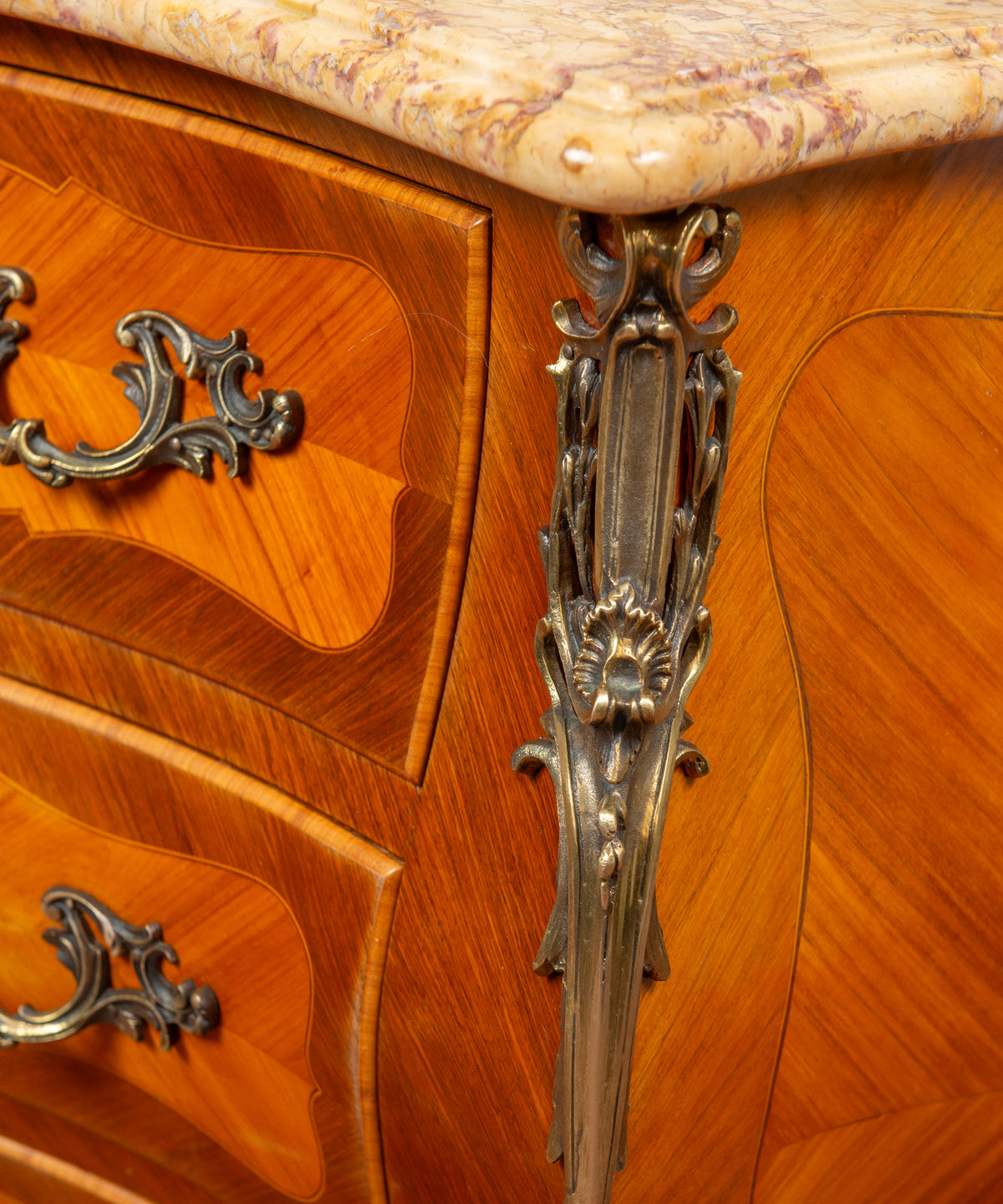 Detalle caída de bronce con concha y esquina de mármol brecha en cómoda francesa — Antique Arte y Decoración