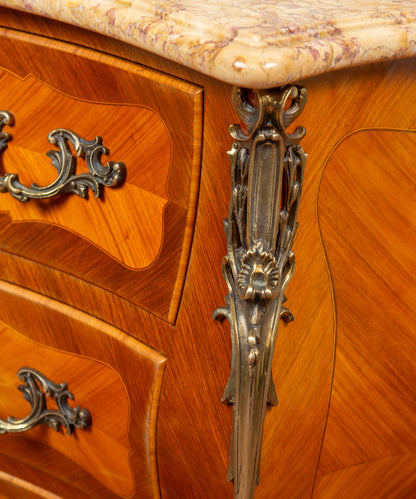 Detalle caída de bronce con concha y esquina de mármol brecha en cómoda francesa — Antique Arte y Decoración