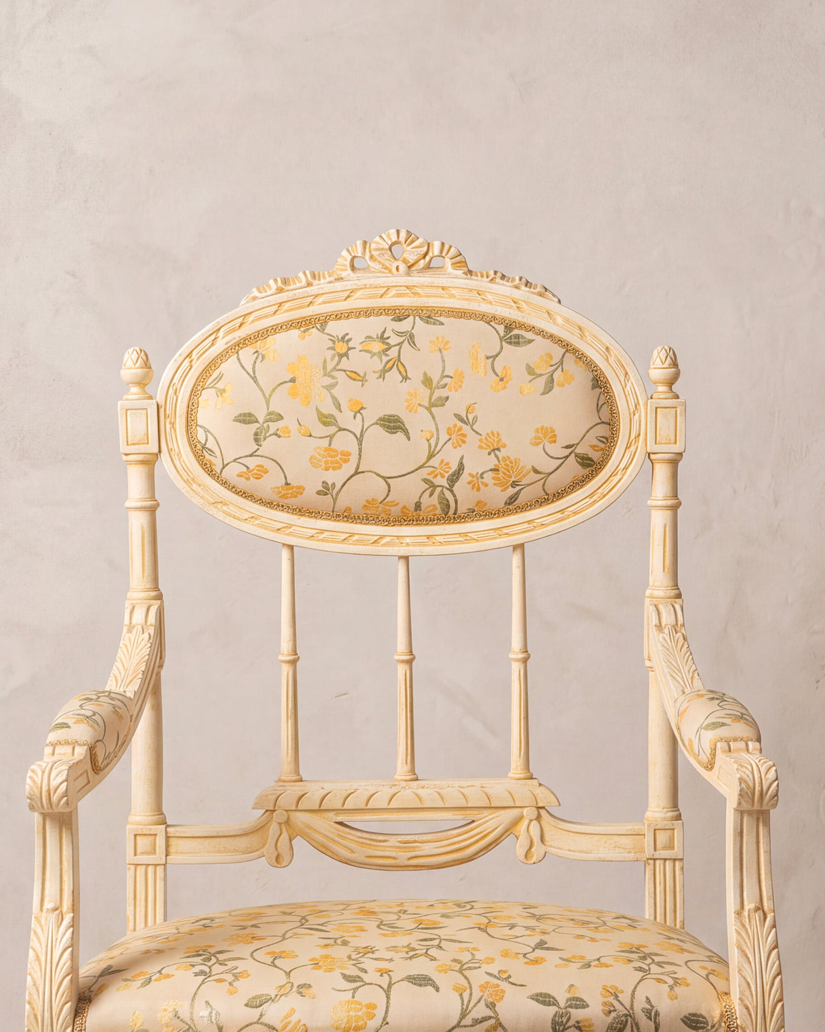 Detalle respaldo en medallón oval con lazo tallado y tapizado de flores en sillón estilo Luis XVI — Antique Arte y Decoración