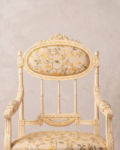 Detalle respaldo en medallón oval con lazo tallado y tapizado de flores en sillón estilo Luis XVI — Antique Arte y Decoración