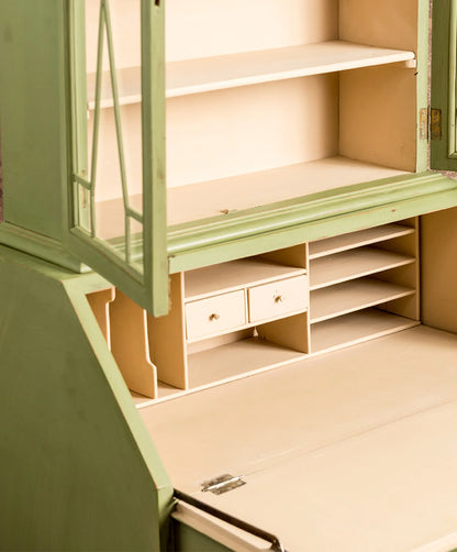 Vitrina secreter vintage de estilo Inglés en verde decapé con interior beige