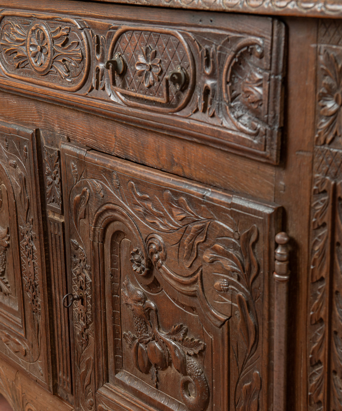 Detalle cajón tallado con rosetas, tirador de hierro y bocallave con llave — Antique Arte y Decoración