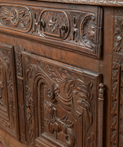 Detalle cajón tallado con rosetas, tirador de hierro y bocallave con llave — Antique Arte y Decoración