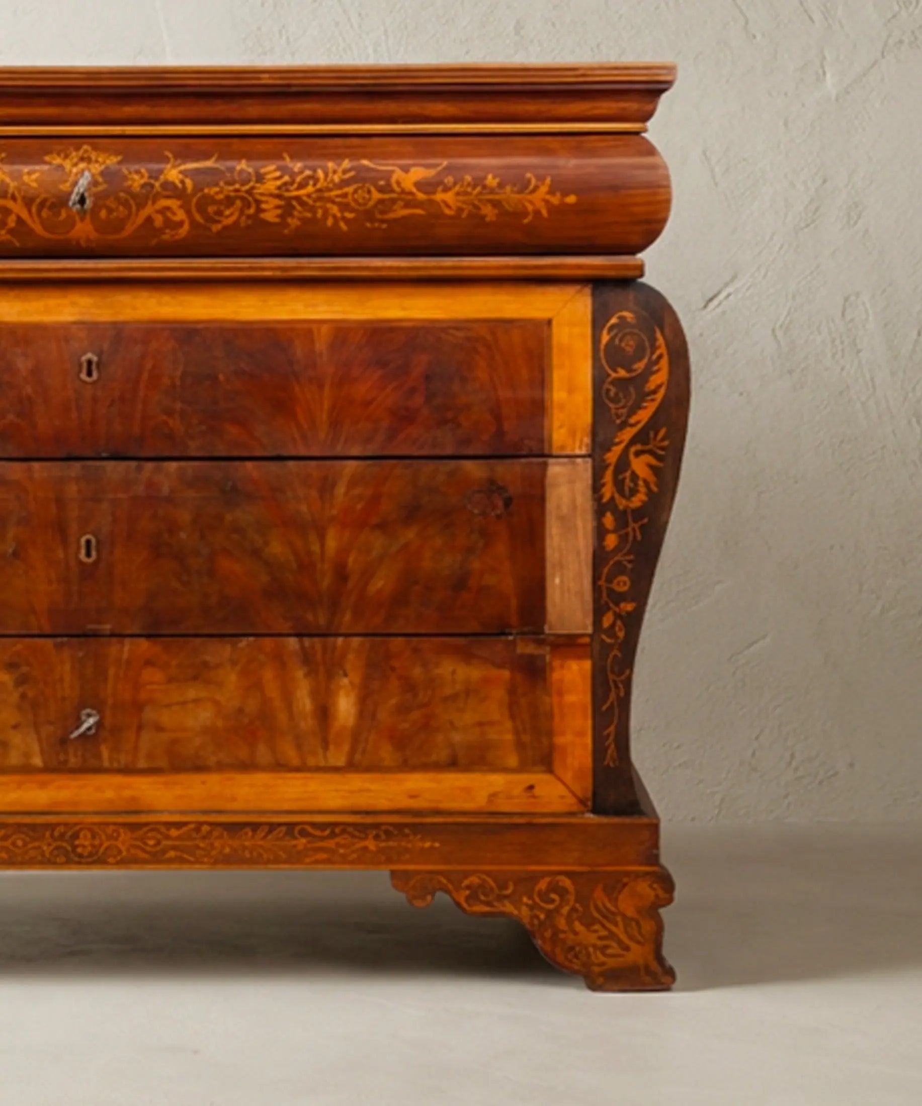 Detalle patas en voluta y faldón con marquetería de limoncillo — Antique Arte y Decoración