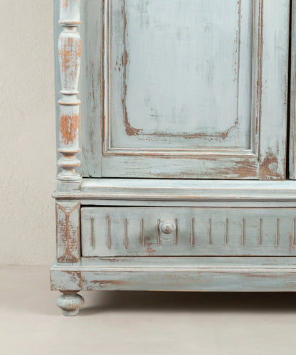 Detalle base con pata torneada y frente acanalado del cajón — Antique Arte y Decoración