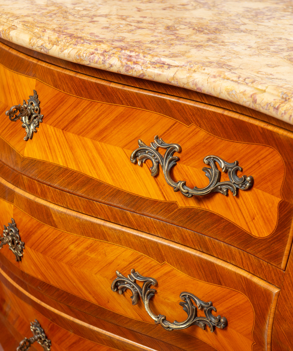 Detalle frente ondulado con marquetería en espiga, bocallave y canto del mármol — Antique Arte y Decoración