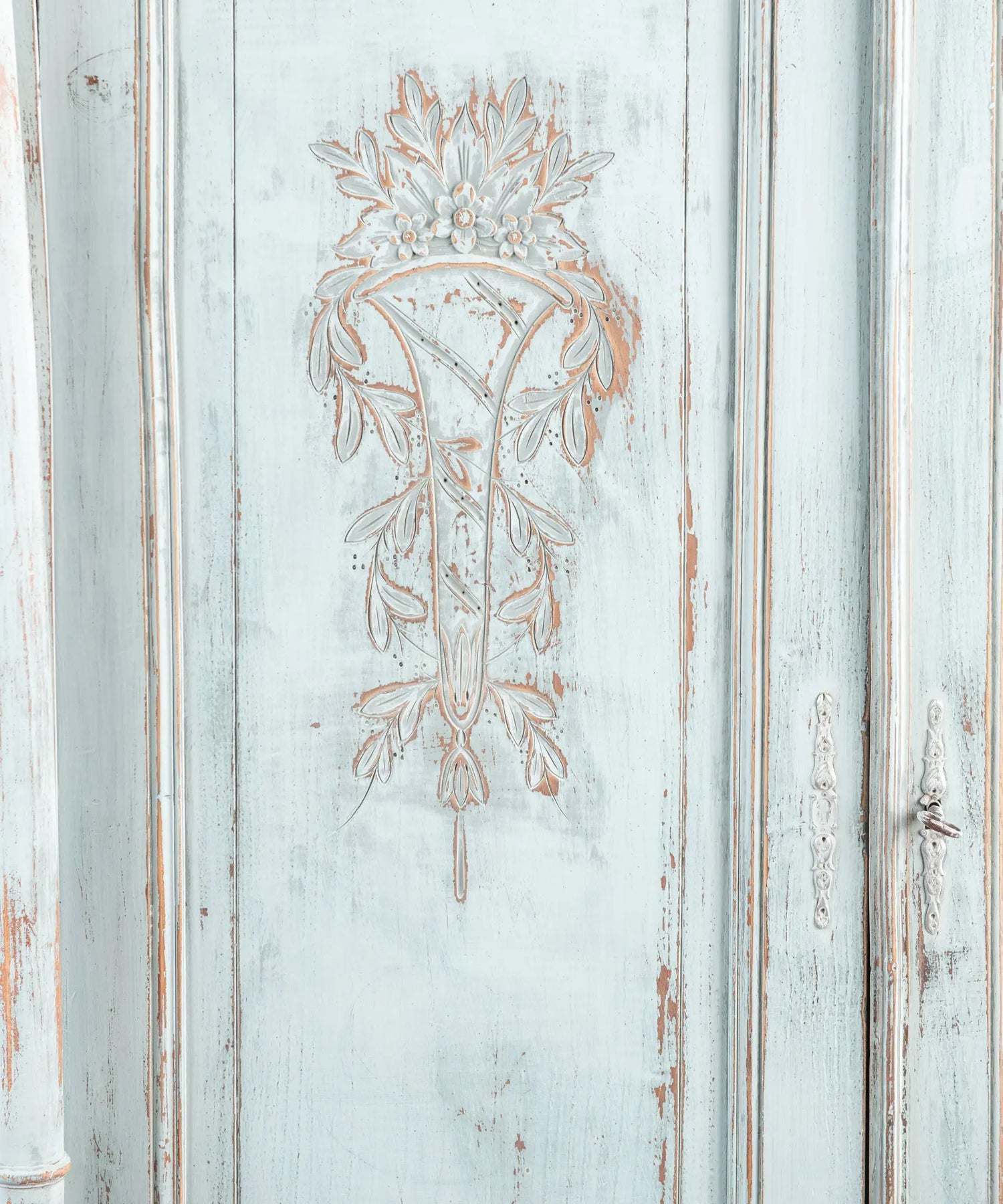 Detalle talla floral y bocallaves metálicos sobre azul decapé — Antique Arte y Decoración