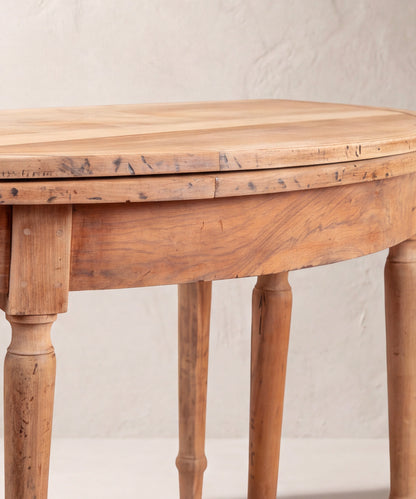 Detalle faldón de nogal con veta ondulada y patas torneadas en fuseau — Antique Arte y Decoración