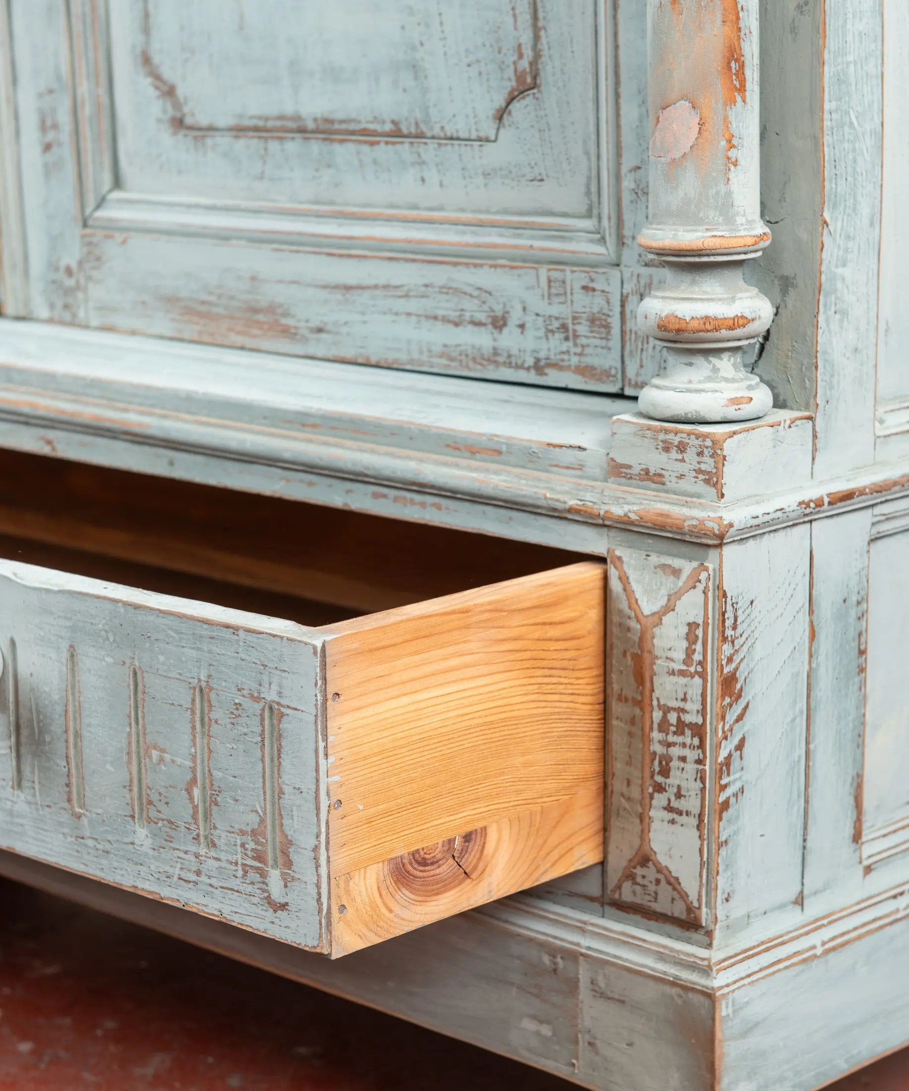 Cajón de pino macizo abierto del armario antiguo restaurado — Antique Arte y Decoración