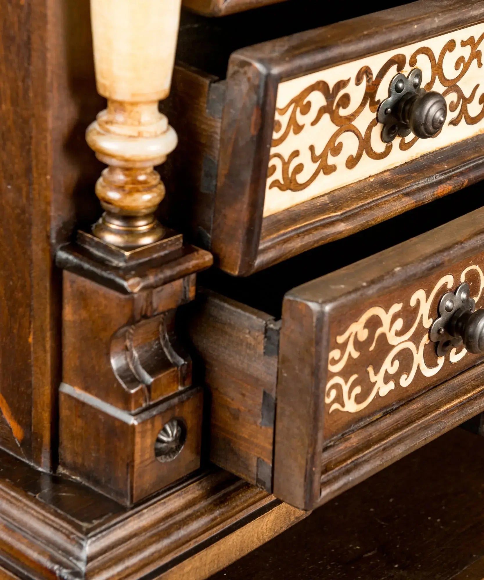 Bargueño papelera en Madera de Nogal y Taracea (Estilo Renacentista Español) Antique arte y decoracion