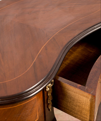 Primer plano del sobre de la mesa con patrón de marquetería geométrica y fileteado artesanal.